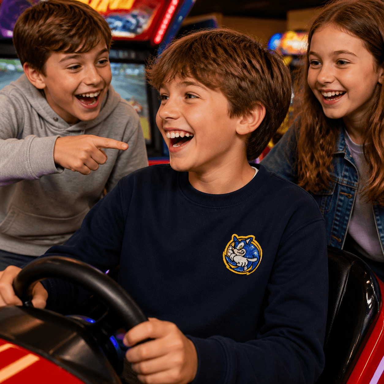 Sonic patch på navy sweatshirt i glad arkadescene med børn