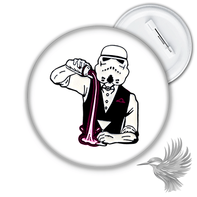 Stormtrooper Bartender Badge med stormtrooper der hælder pink drink op i glasset