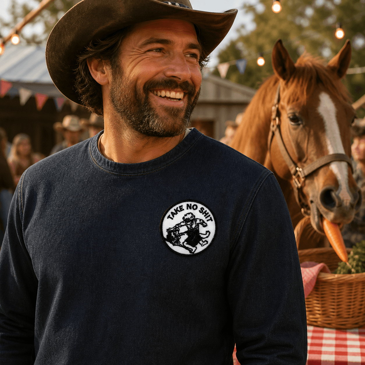 Take No Shit patch på mørk denimtrøje i glad westernscene