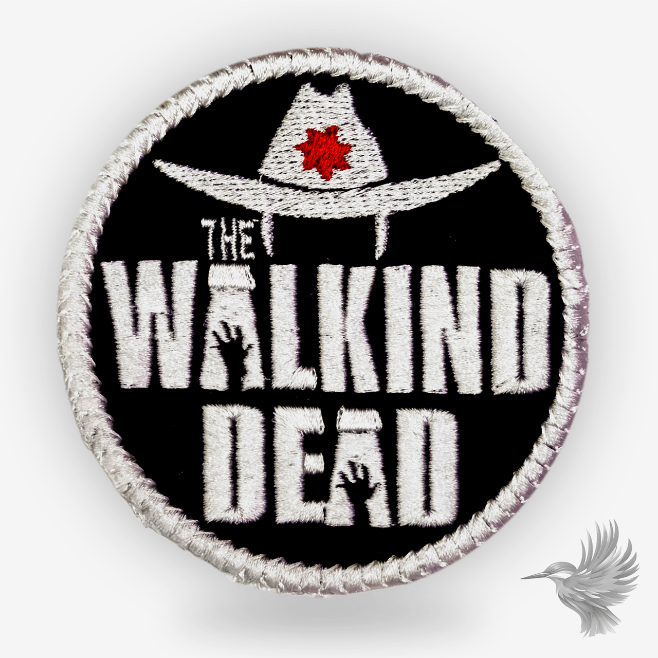 The Walking Dead Canada patch strygemærke med sort baggrund, cowboyhat og rødt ahornblad, der repræsenterer canadisk identitet.