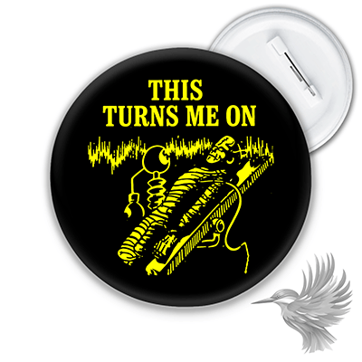 This Turns Me On Badge med gul illustration af elektrisk bølge på sort baggrund.