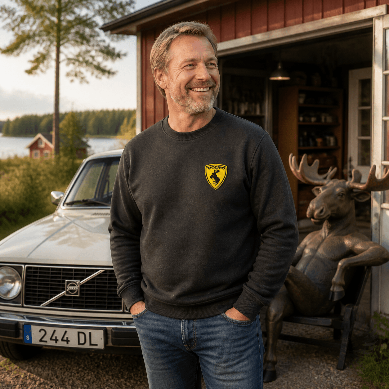 Volvo Prancing Moose patch på mørk sweatshirt ved klassisk Volvo