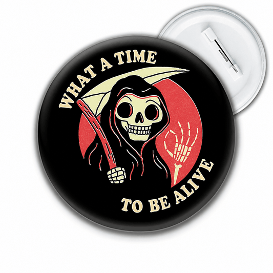 What a Time to Be Alive badge med dødningehoved og le